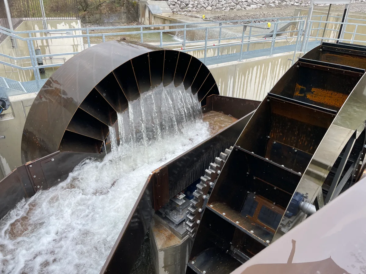 Hier an der Zulg in Steffisburg BE kommt eine Kombination aus einem Antriebs- und einem Schöpfrad zum Einsatz. Ein Wasserrad.